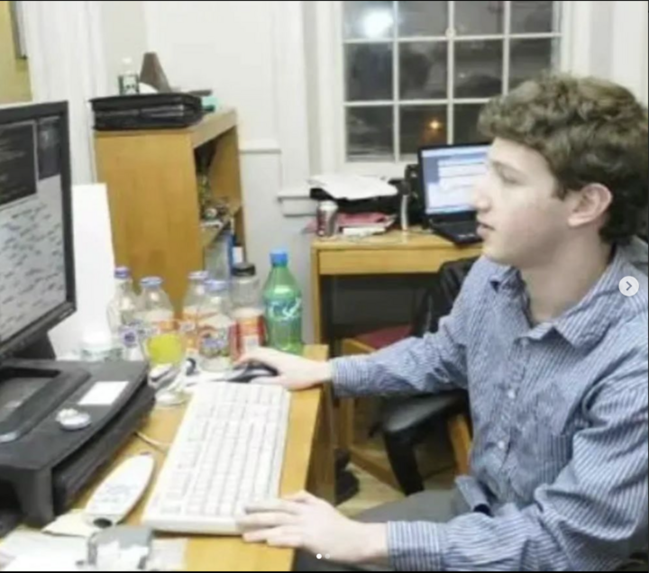 Facebookの創設者は20年前も同じコンピューターで作業している。 （写真：ザッカーバーグのインスタグラム）