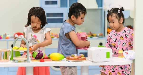 El niño corre ruidosamente, pero ¿por qué la madre sigue hablando tranquilamente de negocios?