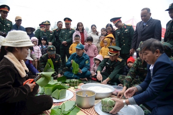 Cálido Tet con relaciones militares y civiles en la capital, Hanoi