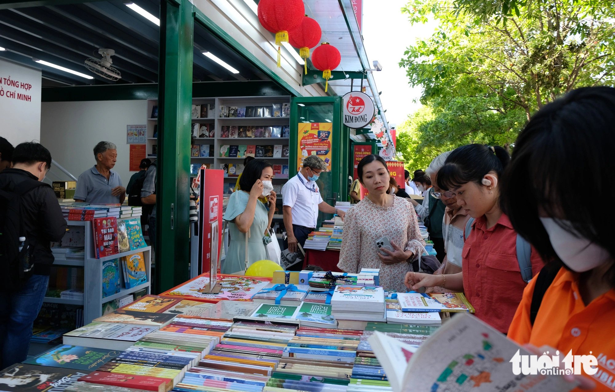 Bạn đọc chọn mua sách tại Đường sách TP Thủ Đức - Ảnh: LINH ĐOAN