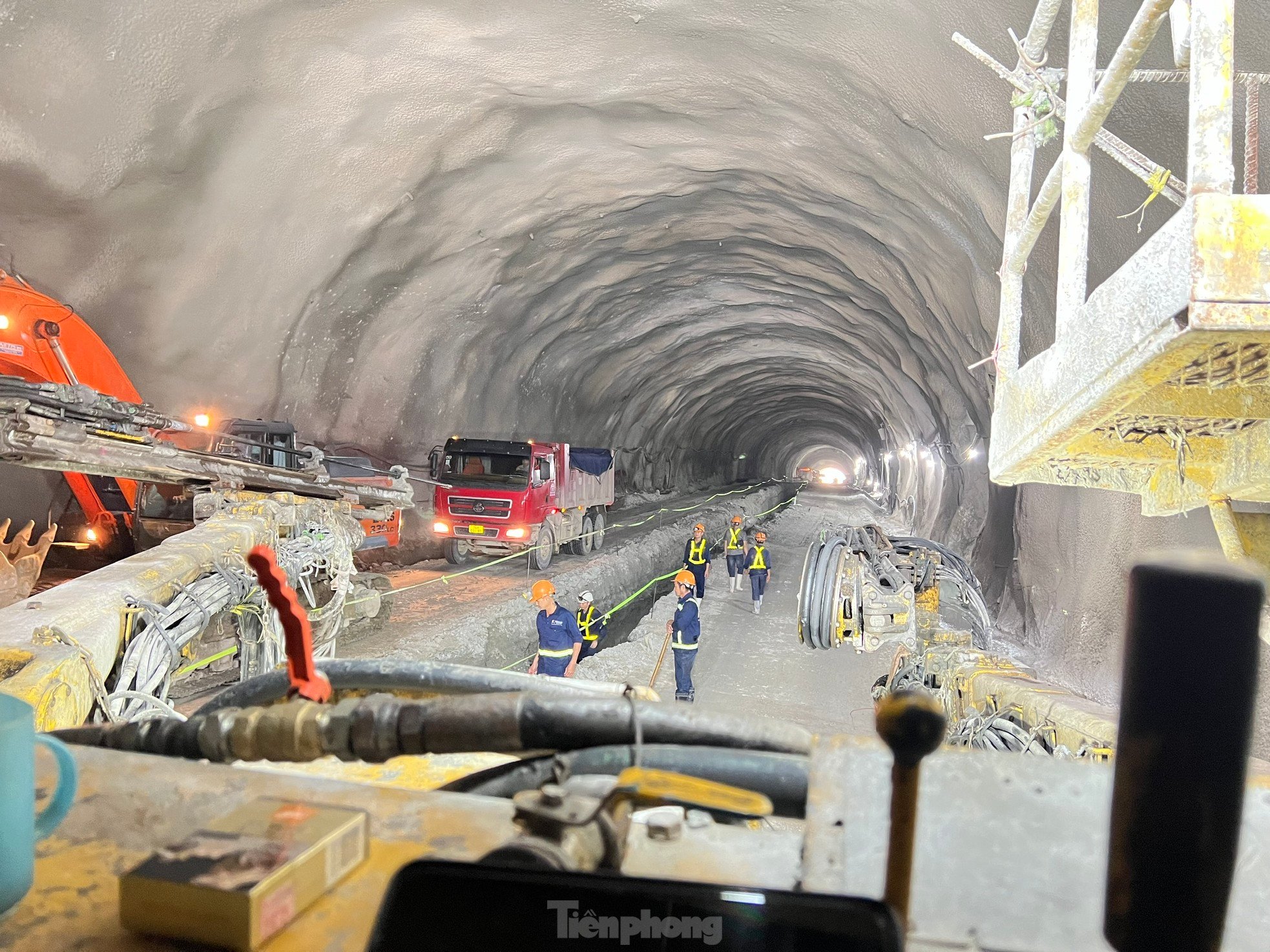 Gros plan sur la construction du plus long tunnel de montagne sur l'autoroute Nord-Sud photo 8