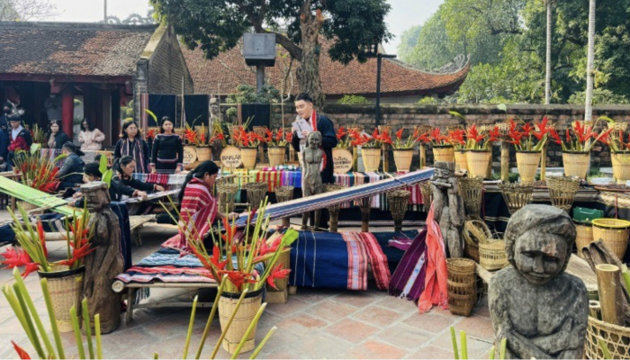 Convergence of the quintessence of Vietnamese crafts at the Temple of Literature - Quoc Tu Giam