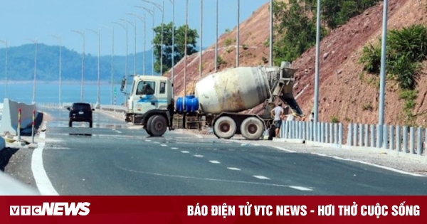 Handling concrete mixer truck going in the wrong direction on Hanoi highway