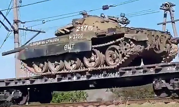 Chars russes T-62 dans un train en mai 2022. Photo : Drive