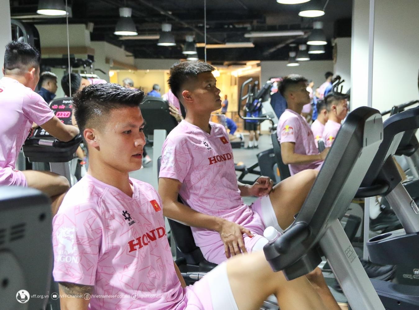 Chưa ‘nóng’ chỗ tại Qatar, Nguyễn Filip và đội tuyển Việt Nam lập tức tập gym rèn thể lực- Ảnh 3.