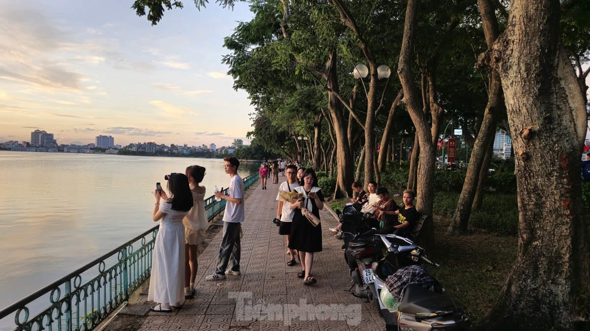 Viele Menschen strömen zum Westsee, um im Frühherbst in Hanoi den wunderschönen Sonnenuntergang zu erleben. Foto 13