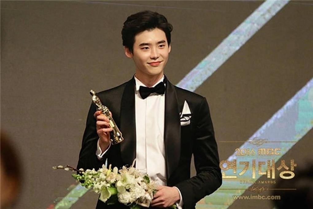 Lee Jong Suk lần đầu tiên gặp mặt người hâm mộ Việt Nam - 1