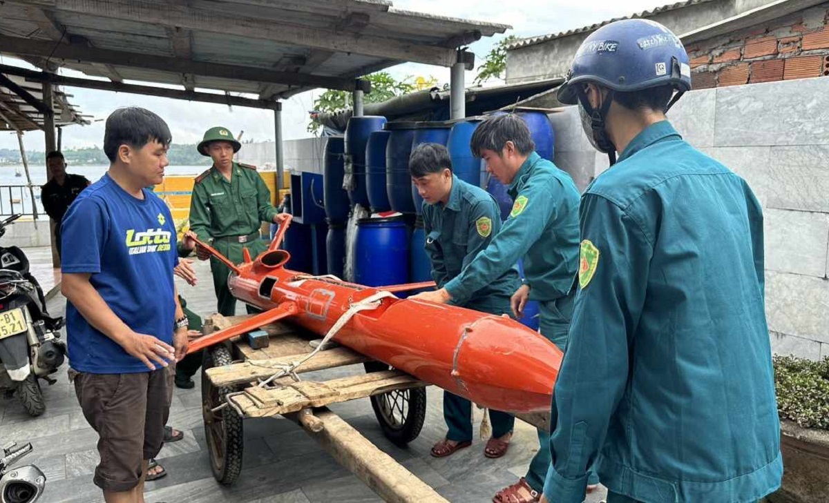 Thiết bị giống máy bay không người lái trôi vào bờ biển Quảng Ngãi