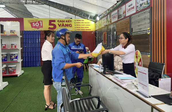 Tous les clients visitant et achetant sur le stand ont la possibilité de recevoir des cadeaux attrayants.