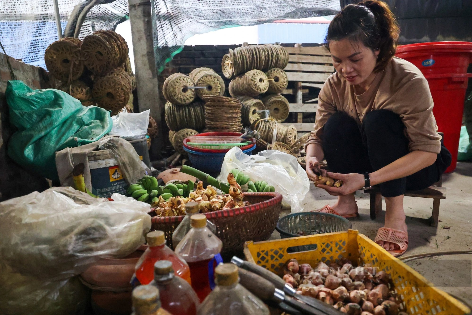 Đeo kính bơi kho cá, người dân làng Vũ Đại tất bật vào vụ Tết- Ảnh 11.