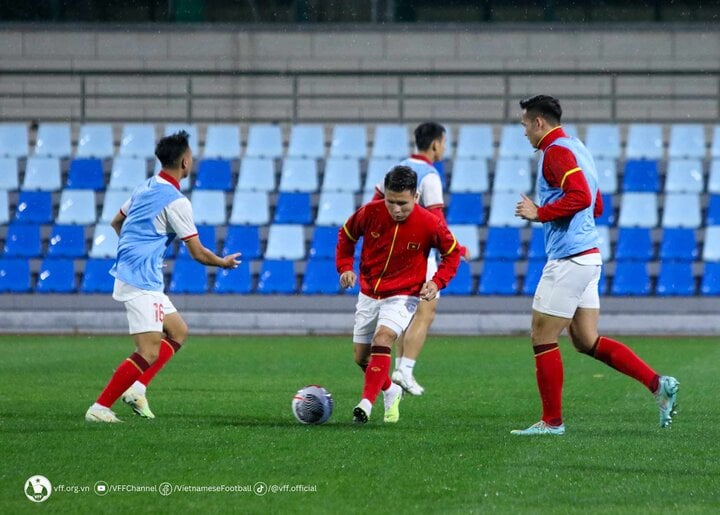 Das vietnamesische Team wärmte sich im kalten Regen auf. (Foto: VFF)