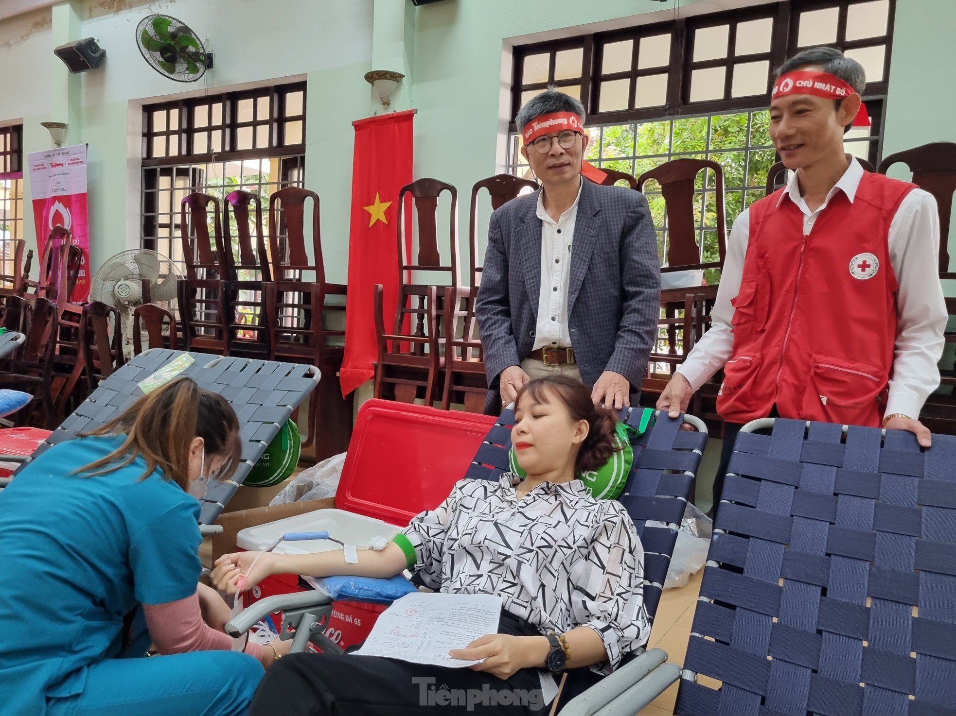 Hoi An ancient town residents brave the rain to donate blood on Red Sunday photo 17