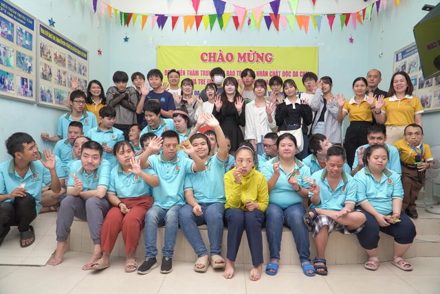 Phu nhân cố Thủ tướng Nhật Bản tặng xe lăn, thăm trẻ em chất độc da cam- Ảnh 1.