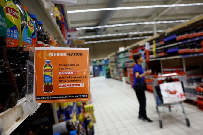 Schrumpfendes Produktwarnschild im Carrefour-Supermarkt. Foto: Reuters