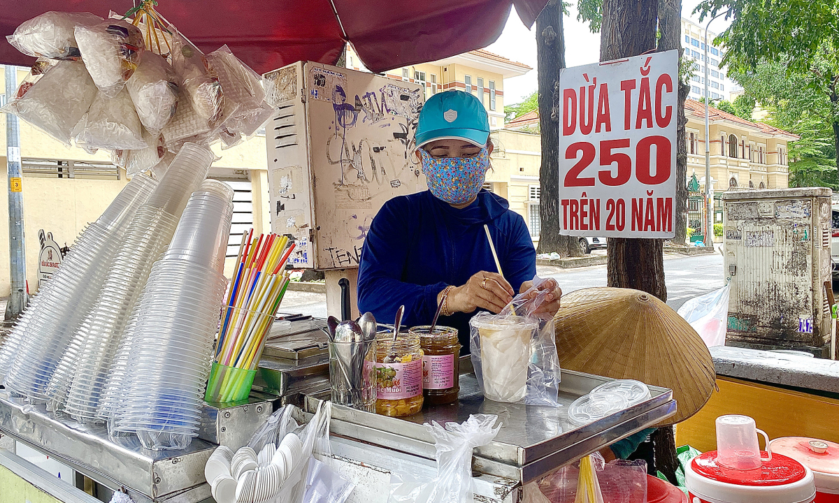 รถเข็นขายมะพร้าวขายได้มากกว่า 1,000 แก้วต่อวันในนครโฮจิมินห์