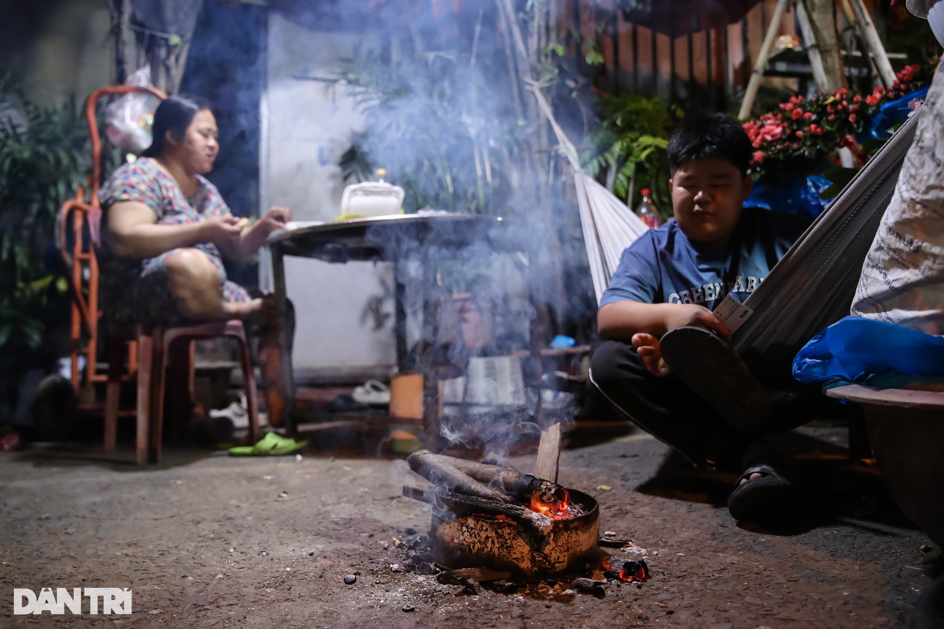 Tiểu thương mắc màn, đốt lửa đuổi muỗi xuyên đêm trông hoa Tết ở TPHCM - 10