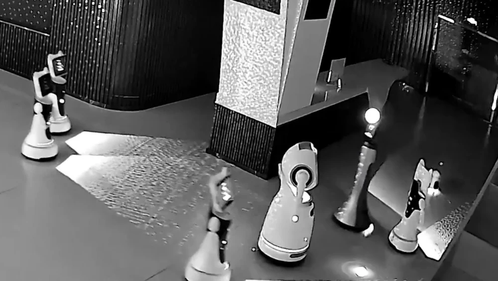 Роботы приглашали друг друга «прогулять работу и пойти домой». (Источник: Douyin)