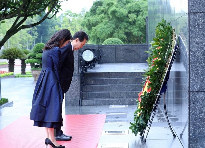 Präsident Yoon Suk Yeol und seine Frau legen Kränze am Ho-Chi-Minh-Mausoleum nieder. Foto: VNA