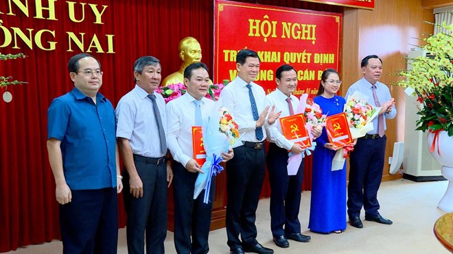 Het Permanent Comité van het Provinciaal Partijcomité van Dong Nai hield een conferentie om beslissingen over personeelswerk bekend te maken. Foto: Ha Anh Chien
