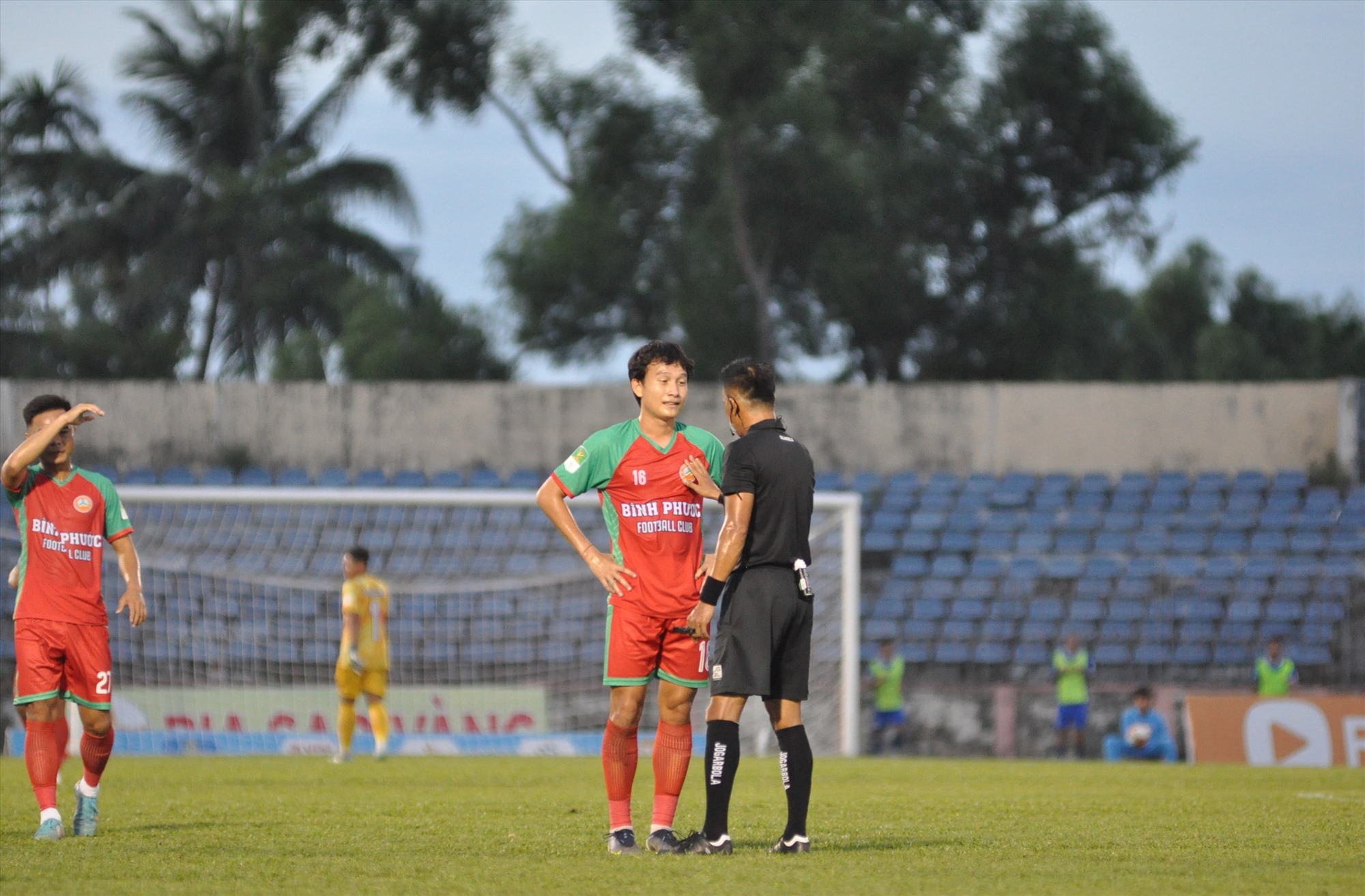 El árbitro recordó repetidamente a los jugadores de Binh Phuoc que jugaran con calma. Foto: T.V.