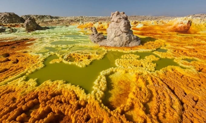 火山性鉱物で満たされた湖が窪地の表面を覆っています。写真: カチャ・ツヴェトコワ