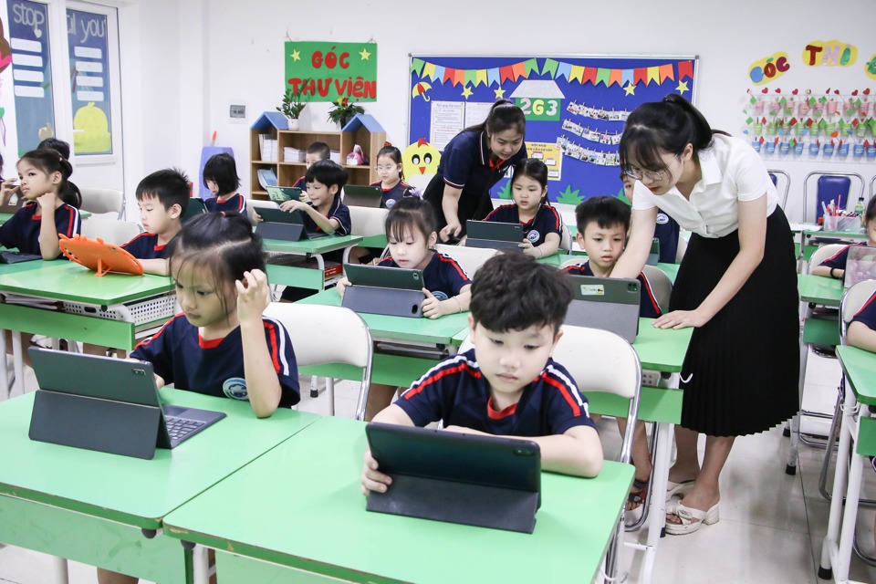 학교에서는 교육, 학습 및 교육 관리 활동에 인공지능을 적용하는 사례가 늘어나고 있습니다.