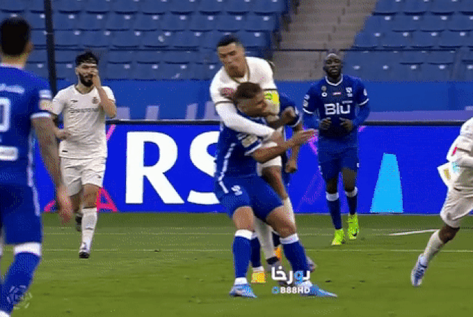 C.Ronaldo kẹp cổ, quật ngã đối thủ, để lại hình ảnh xấu xí - 1