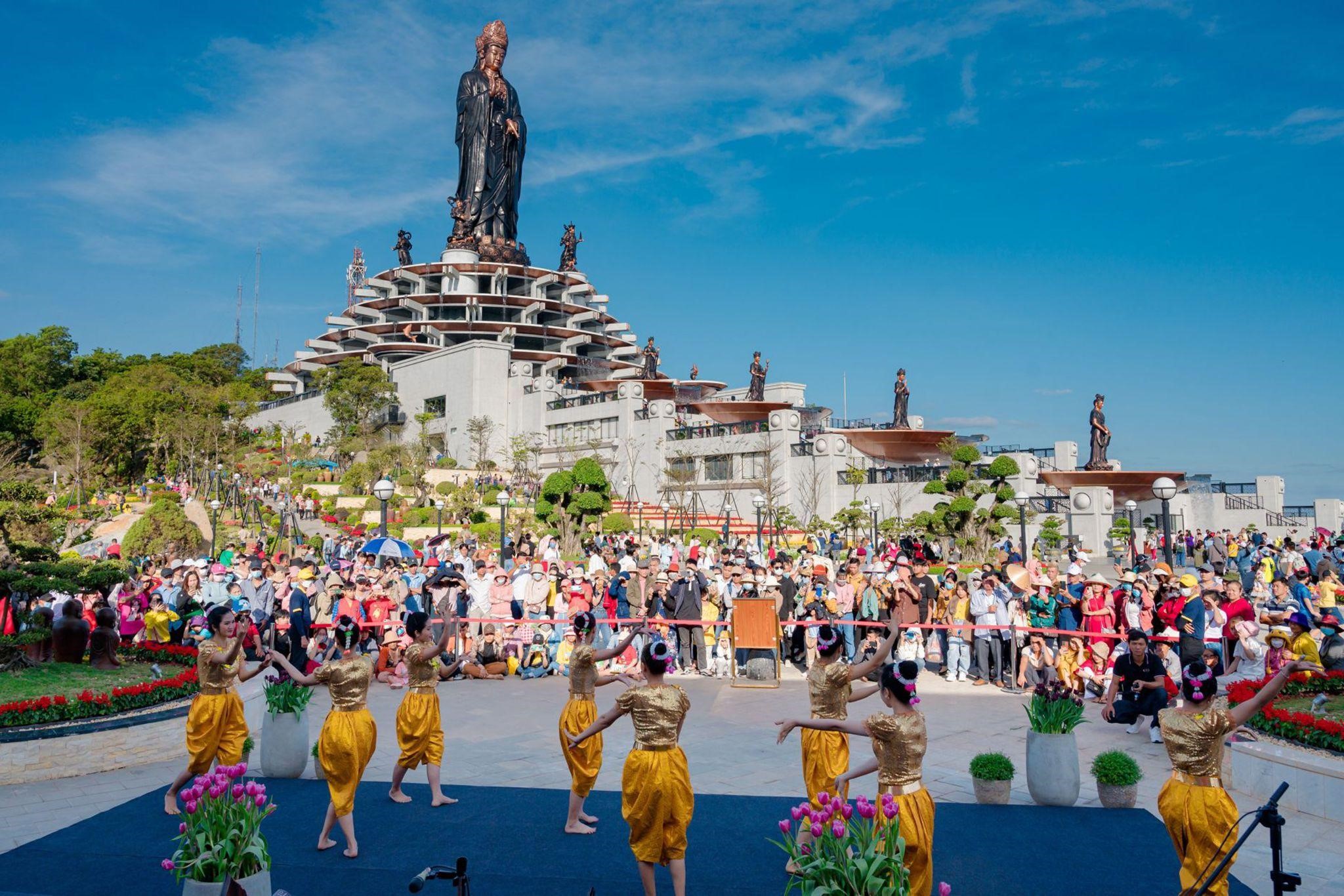 'Độc lạ' văn hóa Khmer được tái hiện sinh động trên núi Bà Đen, Tây Ninh- Ảnh 1.