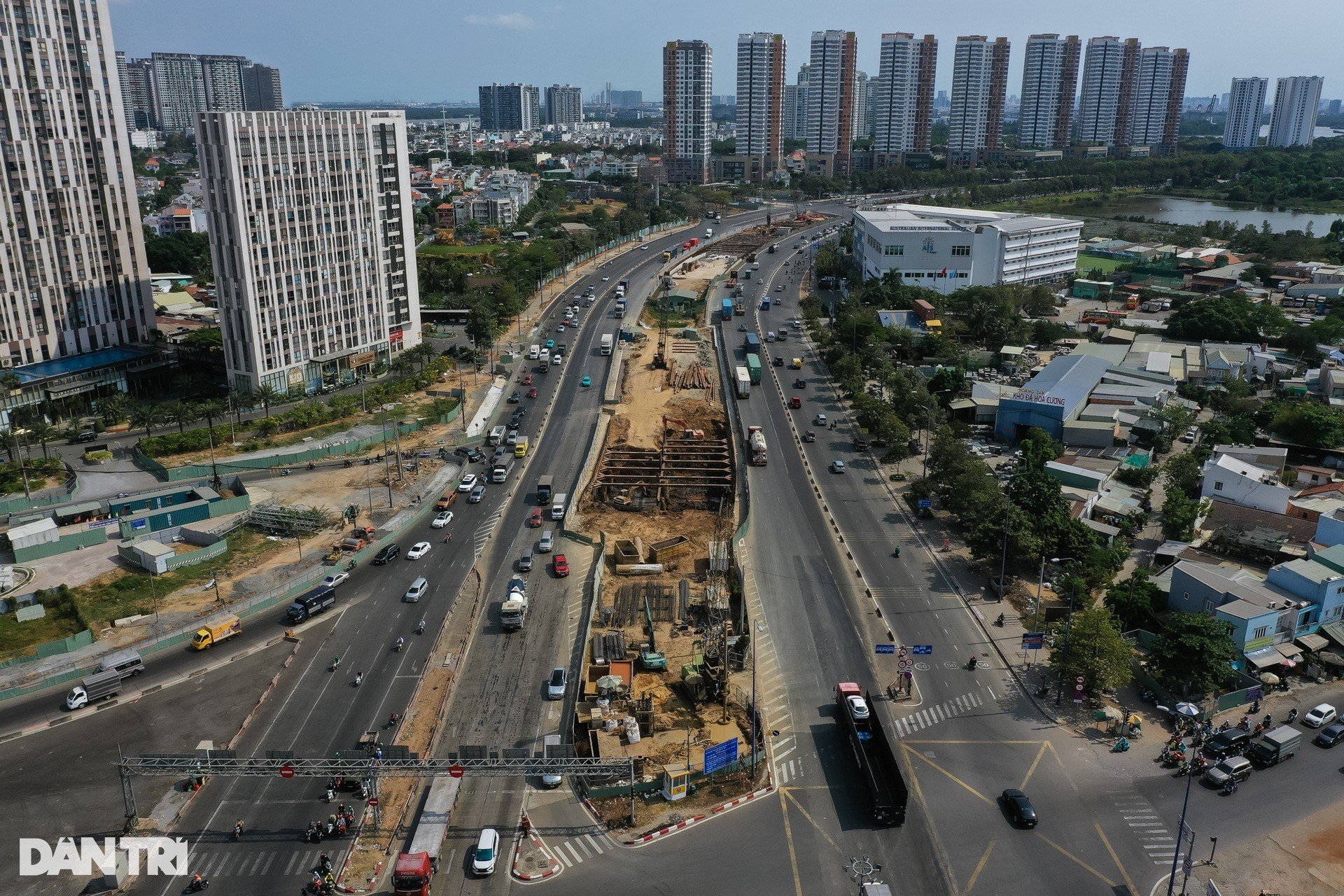 Des centaines d'arbres ont été déplacés pour construire la plus grande intersection de Ho Chi Minh-Ville, photo 11