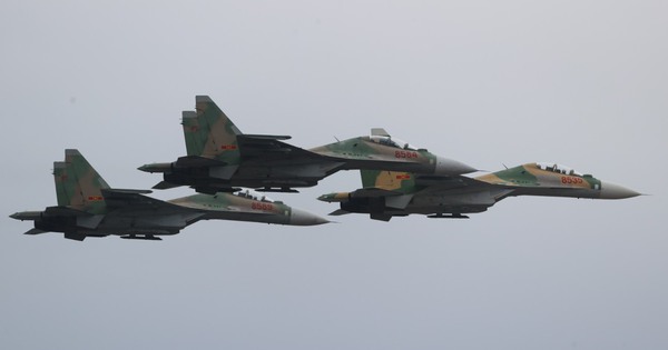 Hình ảnh biên đội tiêm kích Su-30MK2, trực thăng Mi tập luyện trên bầu trời Hà Nội