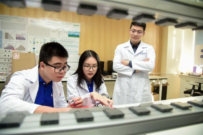 Sinh viên Đại học Khoa học và Công nghệ Hà Nội trong một giờ học tại phòng thí nghiệm, năm 2022. Ảnh: USTH