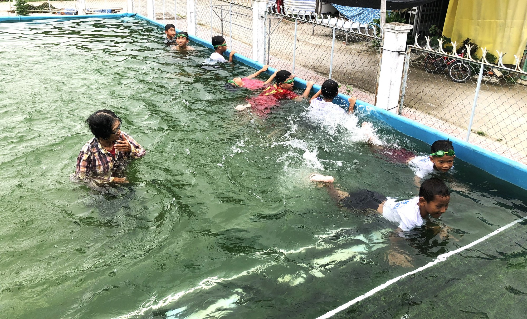 Preventing drowning in rivers and canals: Mrs. Sau Thia has been teaching swimming for 17 years - Photo 1.