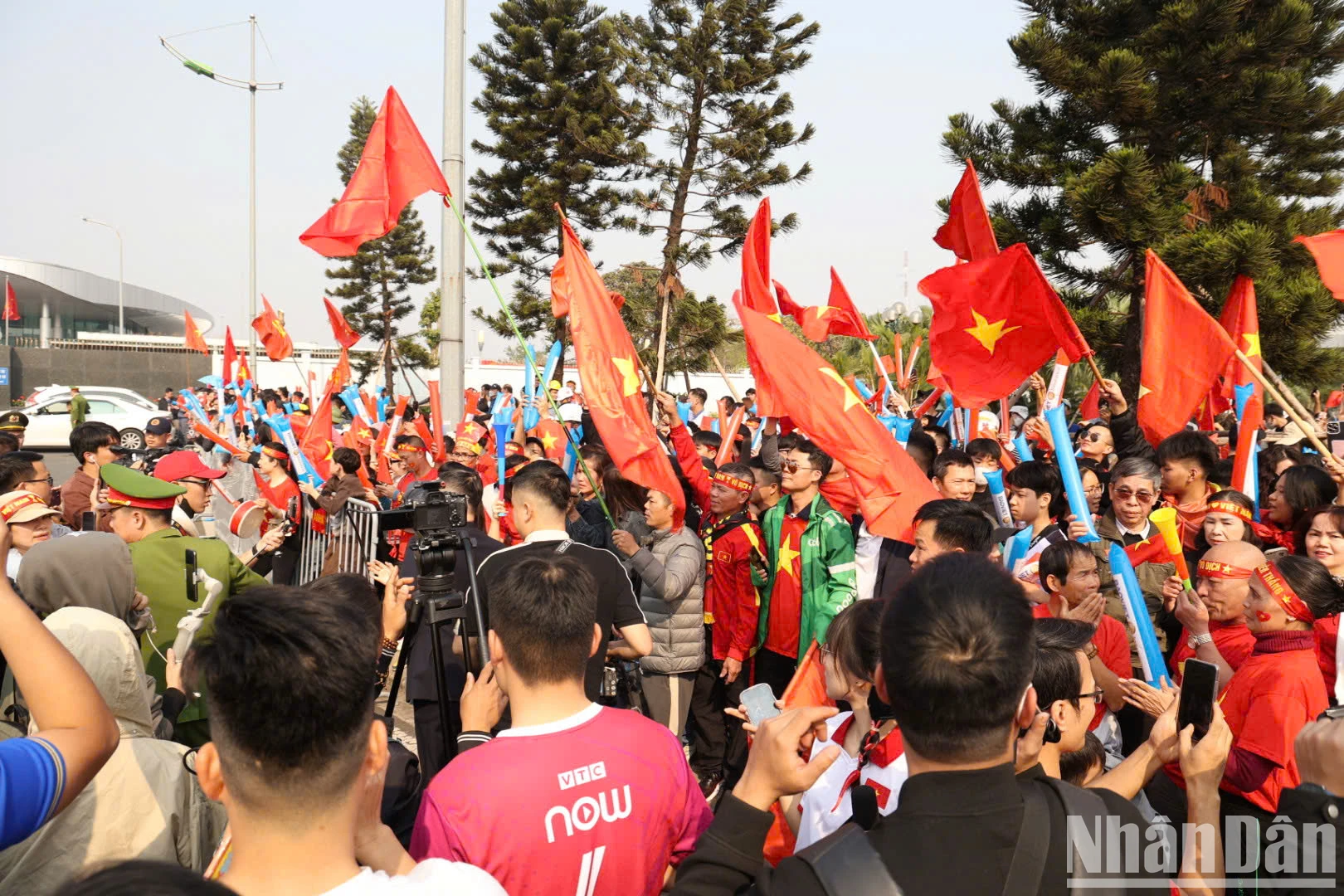 [Photo] Fans welcome the champions home photo 7