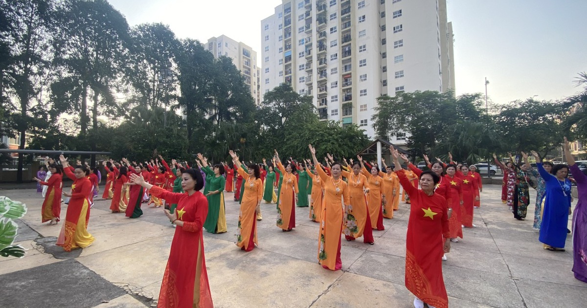 Record de plus de 70 000 femmes exécutant une danse folklorique avec Ao Dai à Hanoi