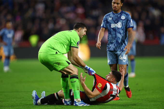 Goalkeeper Emi Martinez holds striker Neal Maupay's shirt at the end of the match when Aston Villa beat Brentford 2-1. Photo: Reuters