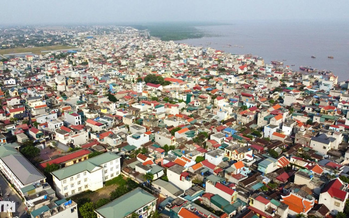 Which commune has the smallest area but the highest population density in Vietnam?