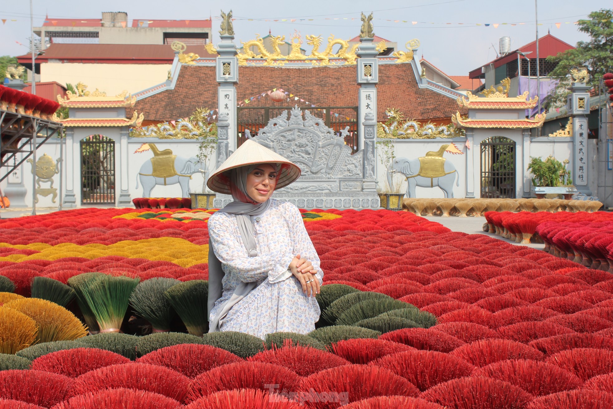 Los visitantes internacionales disfrutan del check-in en el famoso pueblo del incienso en Hanoi foto 4