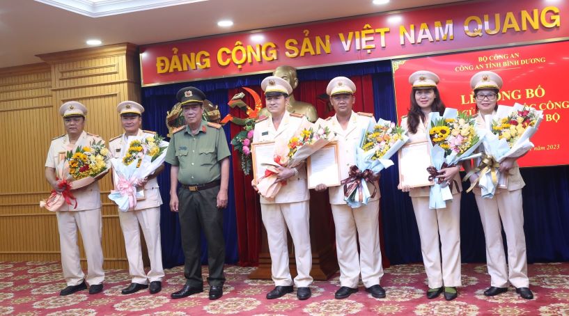 Binh Duong Provincial Police Department awarded appointment decisions to many department-level leaders. Photo: Binh Duong Police Department.