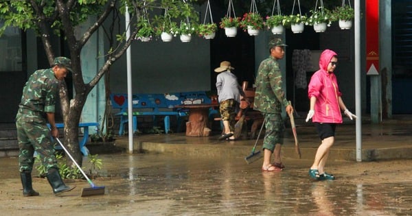 Bộ đội đặc công dọn bùn non để học sinh sớm quay lại trường học