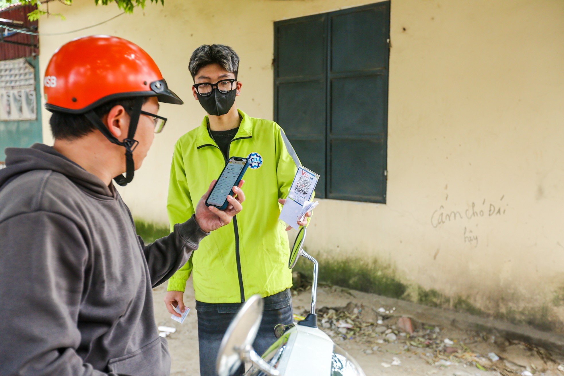 Thu phí trông giữ xe không dùng tiền mặt, hết cảnh chờ hàng giờ vào lễ Phủ Tây Hồ ngày Tết ảnh 20