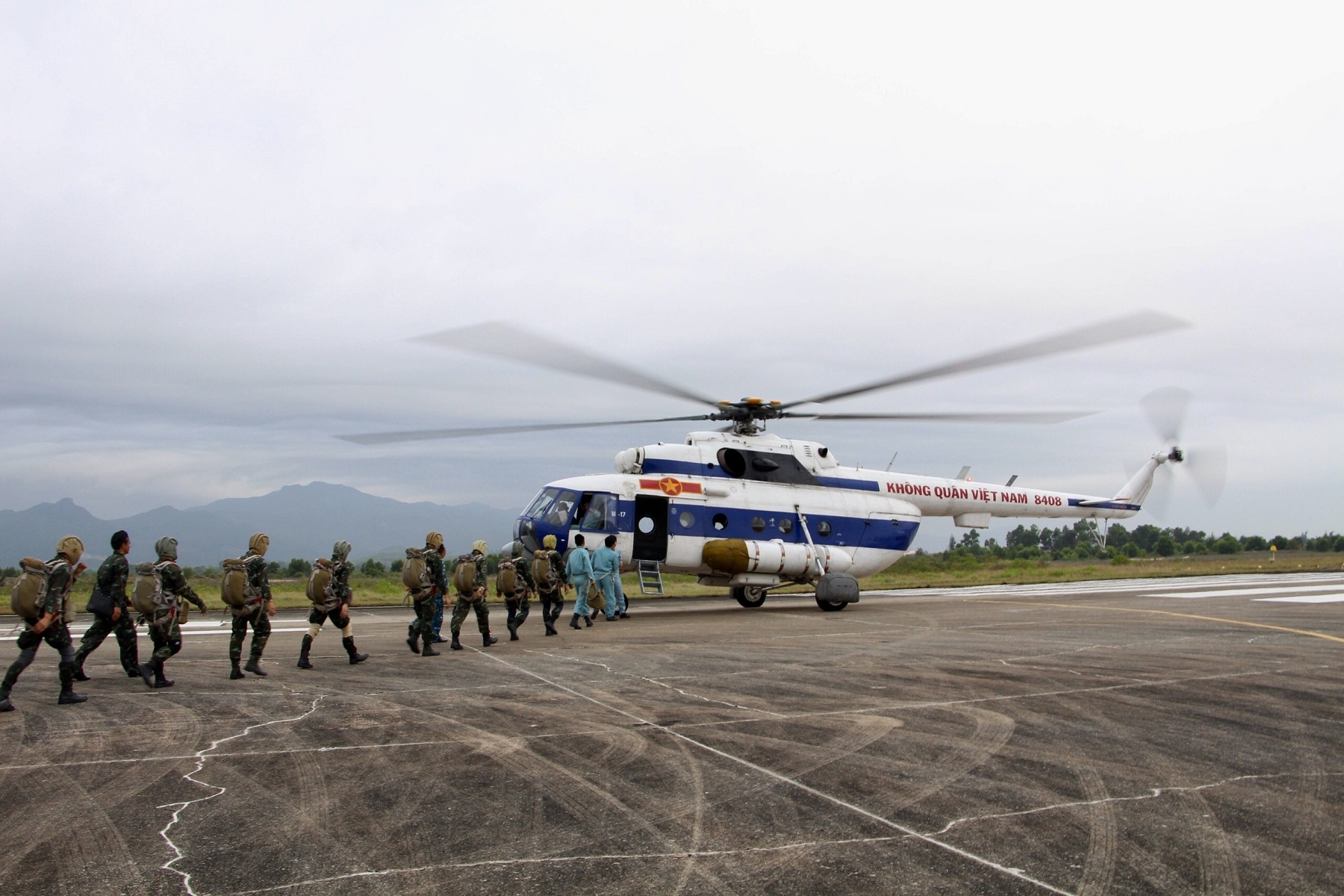 Reconnaissance Battalion 32, General Staff, Military Region 5 piloted the parachutes.