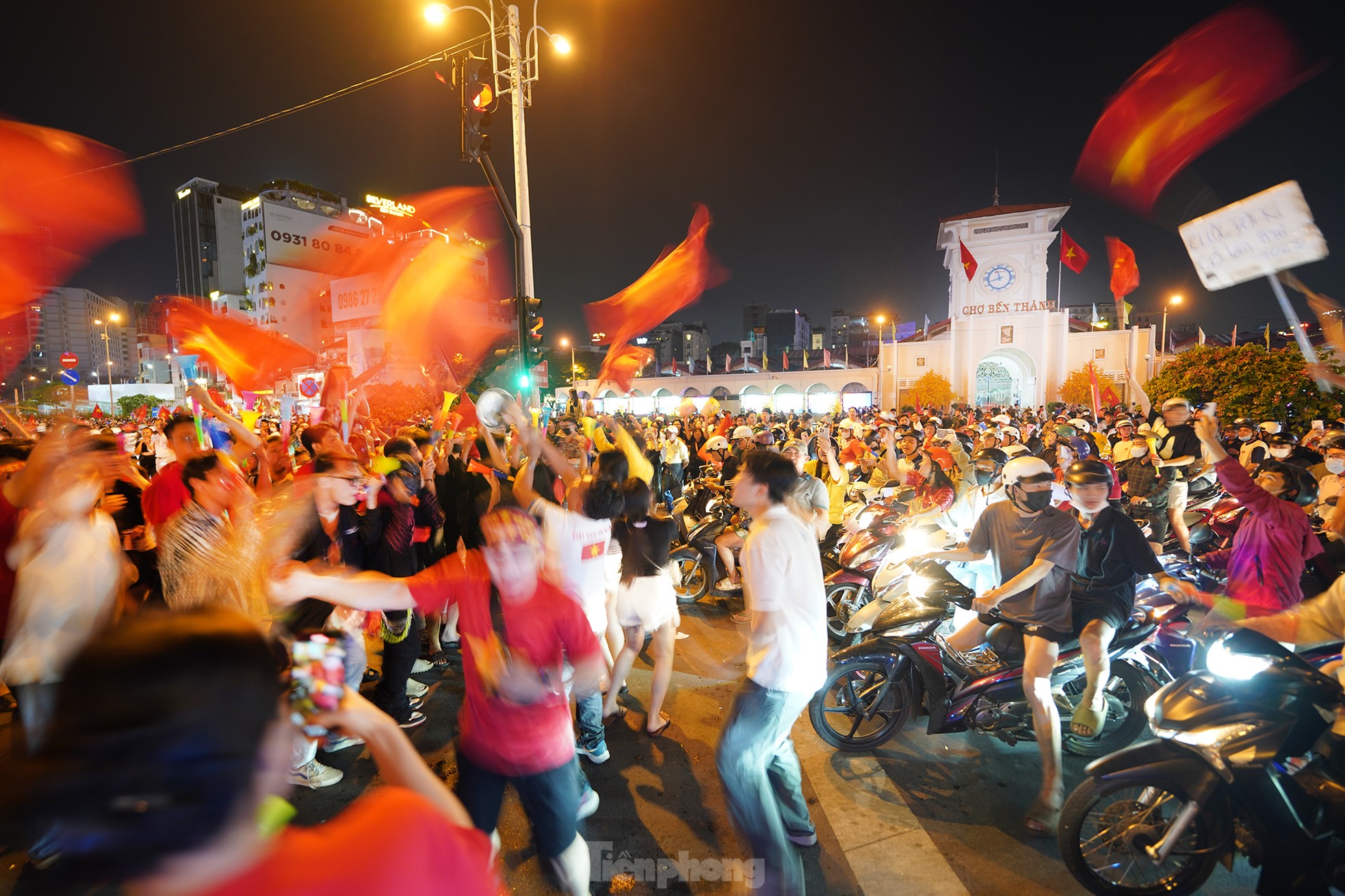 Ho Chi Minh City fans dye Ben Thanh market and central streets red photo 11