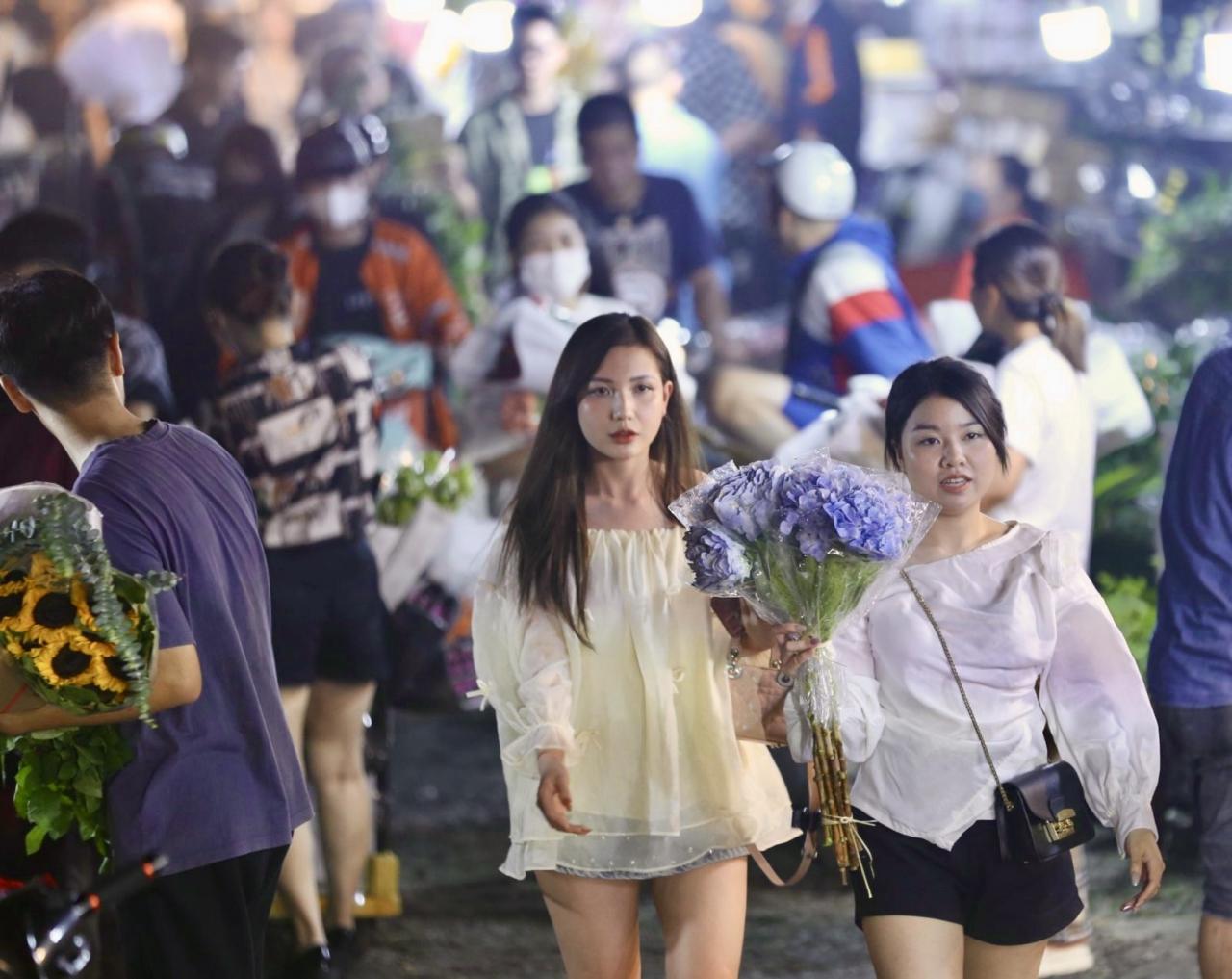 ベトナム女性の日を前にクアンアン夜の花市場は賑わっている（写真2）