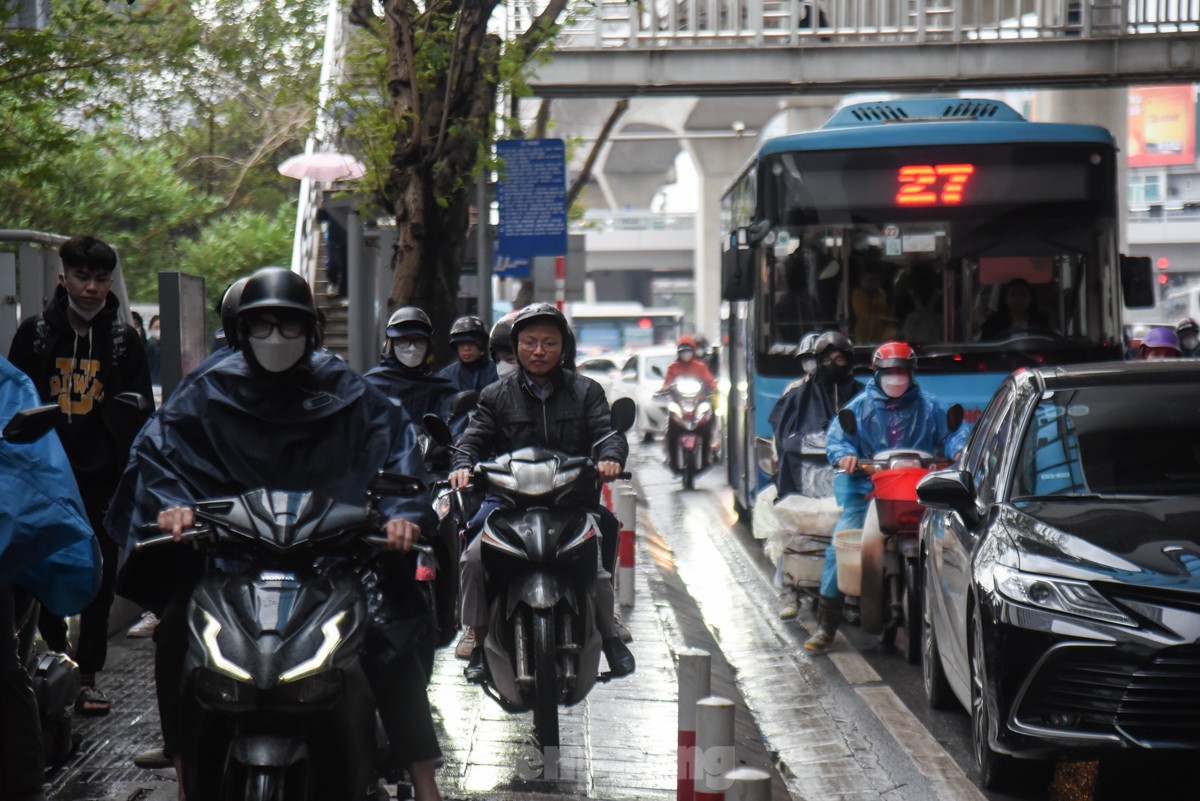 Muchas calles de Hanoi estuvieron congestionadas durante horas después de las fuertes lluvias que duraron desde la noche (foto 10)