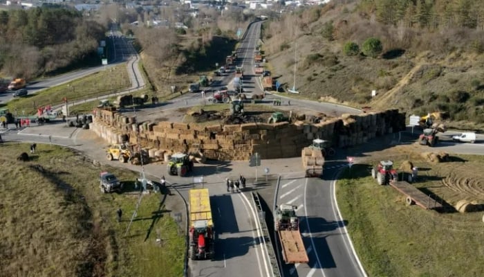 French farmers protest again, driving tractors to block the road to Paris