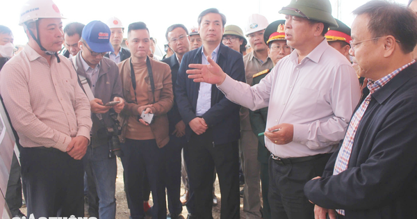 Déblaiement complet du site et ouverture de la route principale à travers Quang Tri le 30 avril