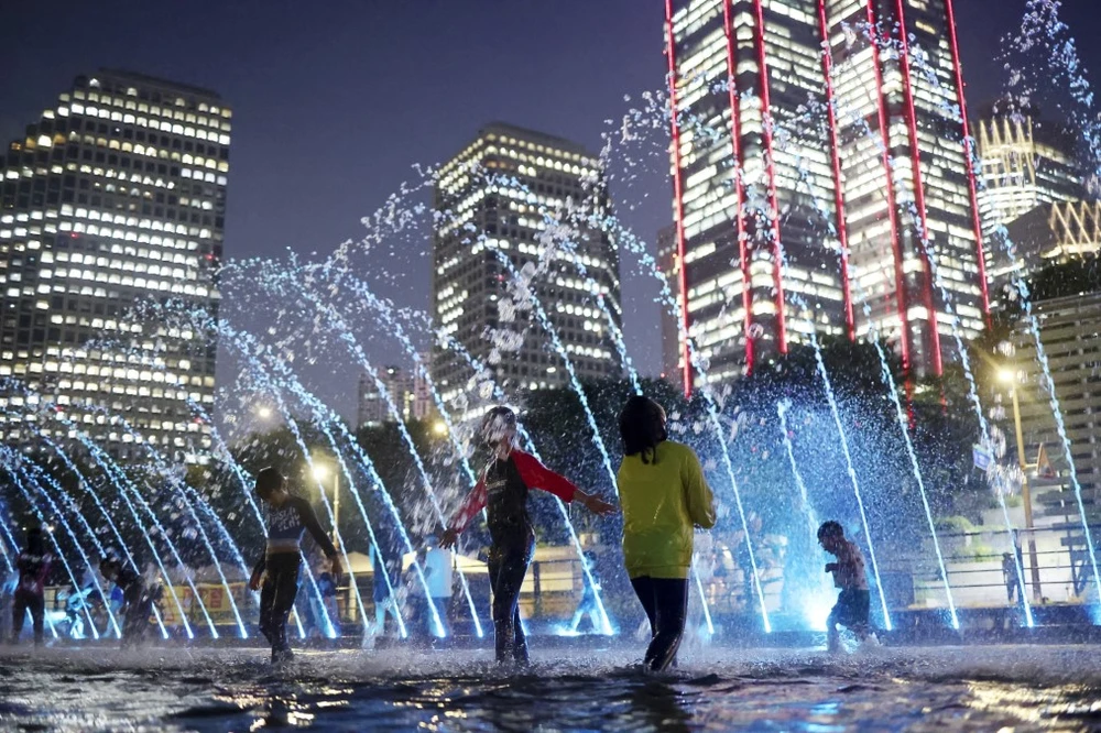 Children play under a fountain along the Han River in Seoul (South Korea). (Photo: Yonhap/VNA)
