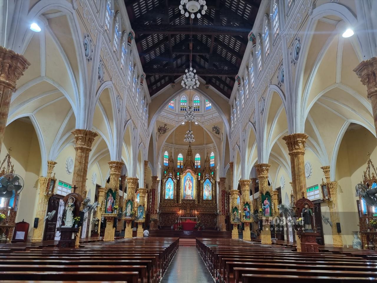 Der Innenraum der Kirche ist mit einer Kuppel gestaltet, die ein großzügiges Raumgefühl vermittelt. Im innersten Heiligtum befindet sich der Altar Jesu Christi, über dem sich eine kugelförmige Kuppel und wissenschaftlich gestaltete Glasfenster befinden, die den Kirchenraum breiter und luftiger machen und für natürliches Sonnenlicht sorgen.