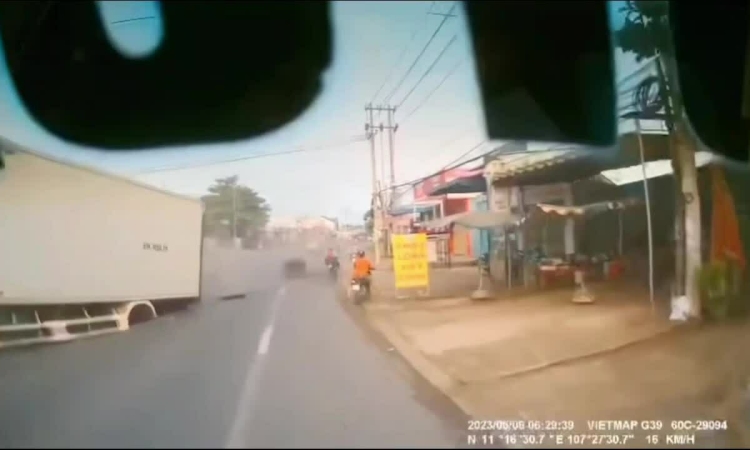 Une roue de camion est tombée alors qu'elle roulait sur la route