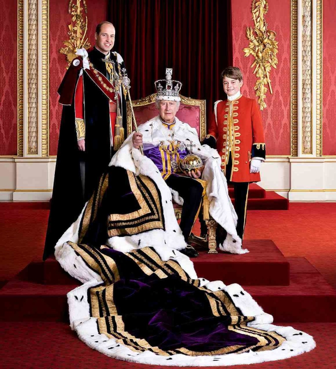 El rey Carlos III se sienta en el trono, y junto a él están el príncipe Guillermo y su hijo, el príncipe Jorge. Foto: Palacio de Buckingham